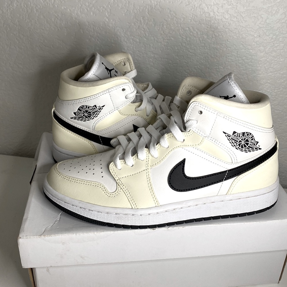 Nike Wmns Air Jordan 1 Mid Coconut Milk/Black Gem